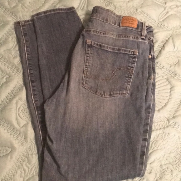 Levi's Denim - ❤️ (8) Ladies Levi’s jeans size 10 medium 30 x 30Cute hair, stretchy material.